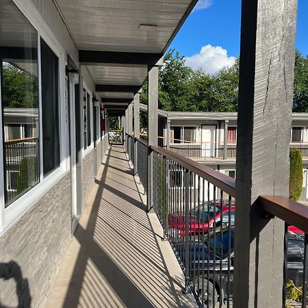 Chalet Inn Kitimat 外观 照片