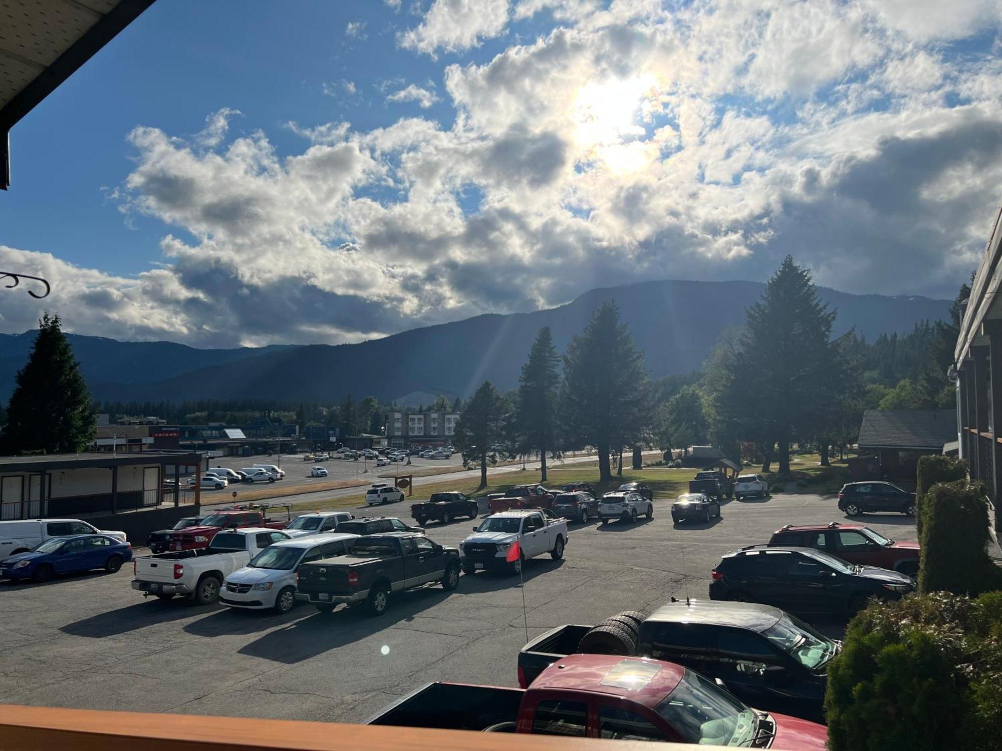 Chalet Inn Kitimat 外观 照片
