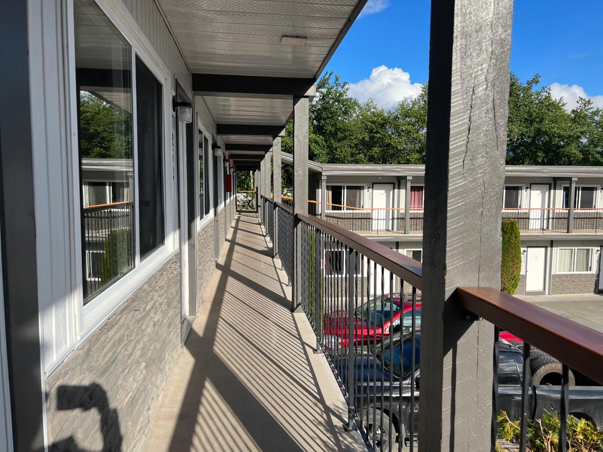 Chalet Inn Kitimat 外观 照片