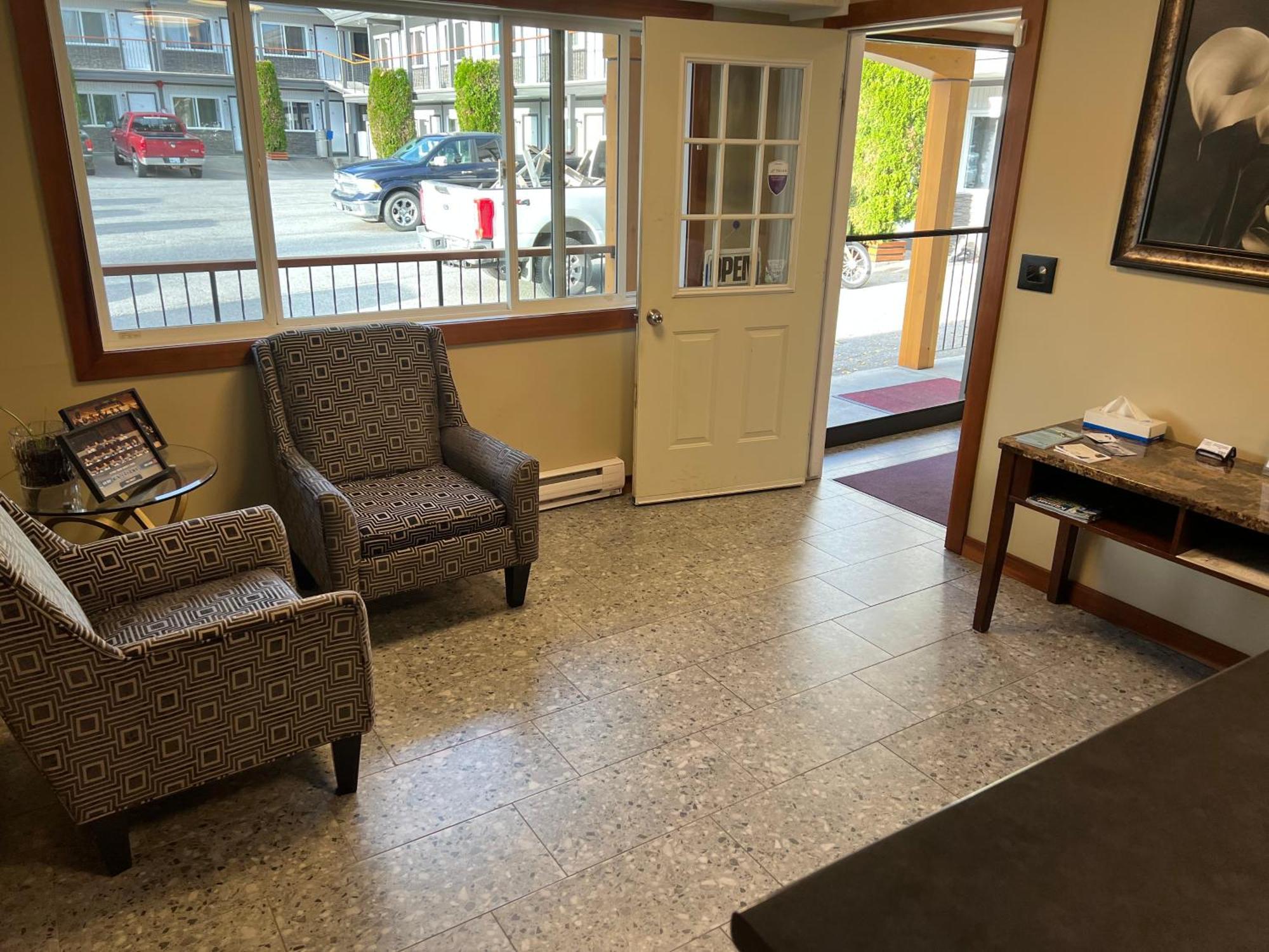 Chalet Inn Kitimat 外观 照片