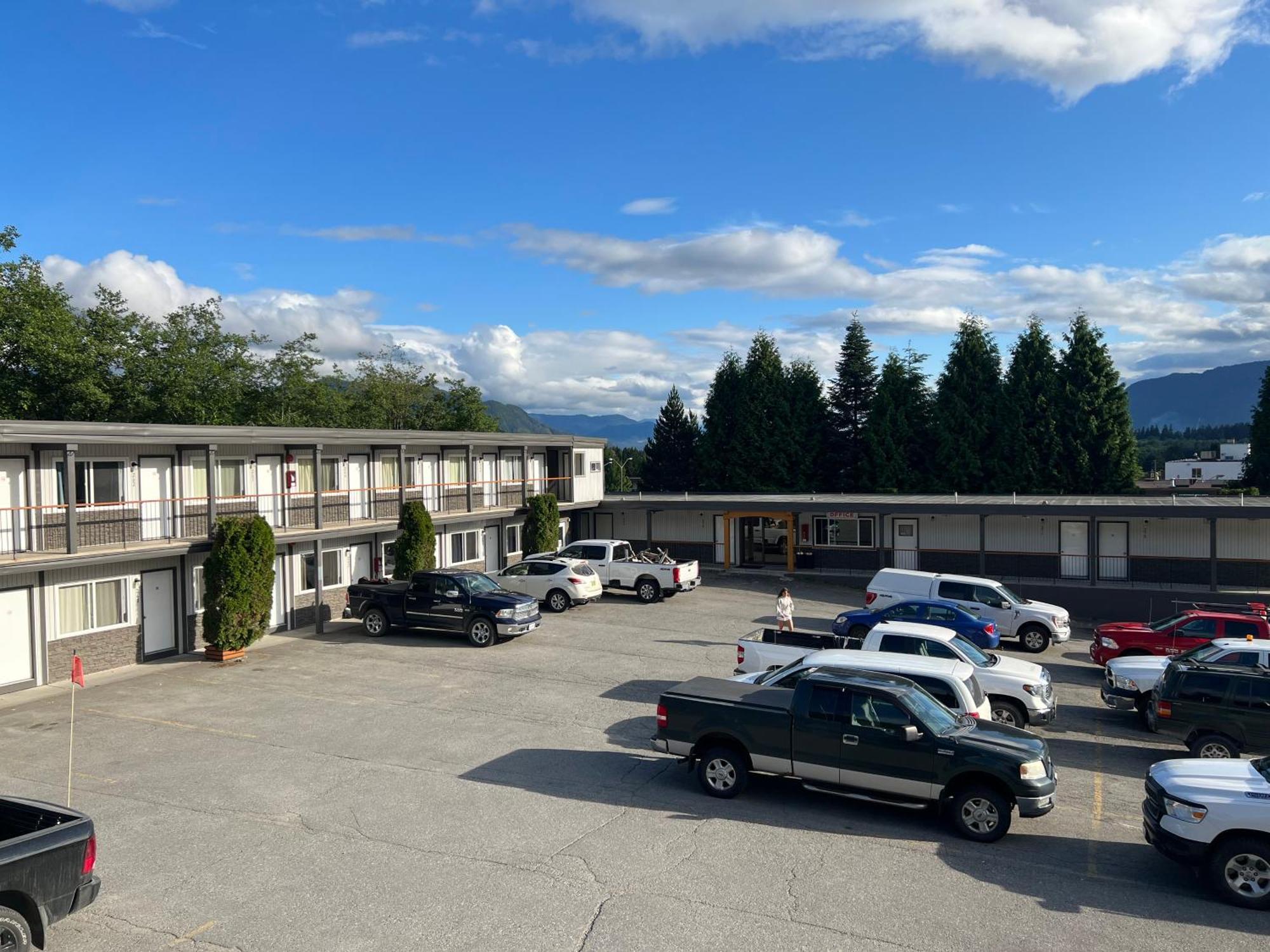 Chalet Inn Kitimat 外观 照片