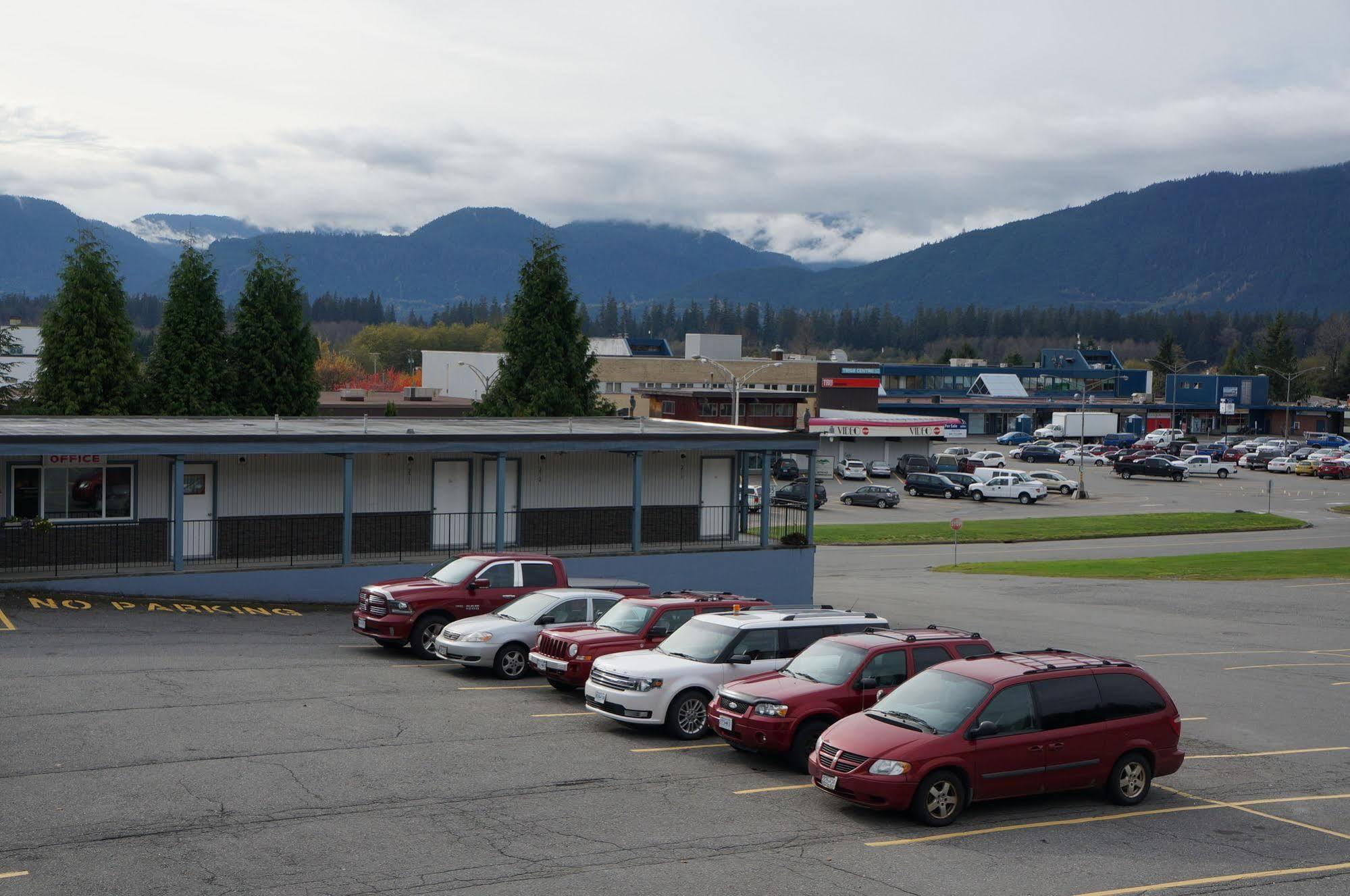 Chalet Inn Kitimat 外观 照片