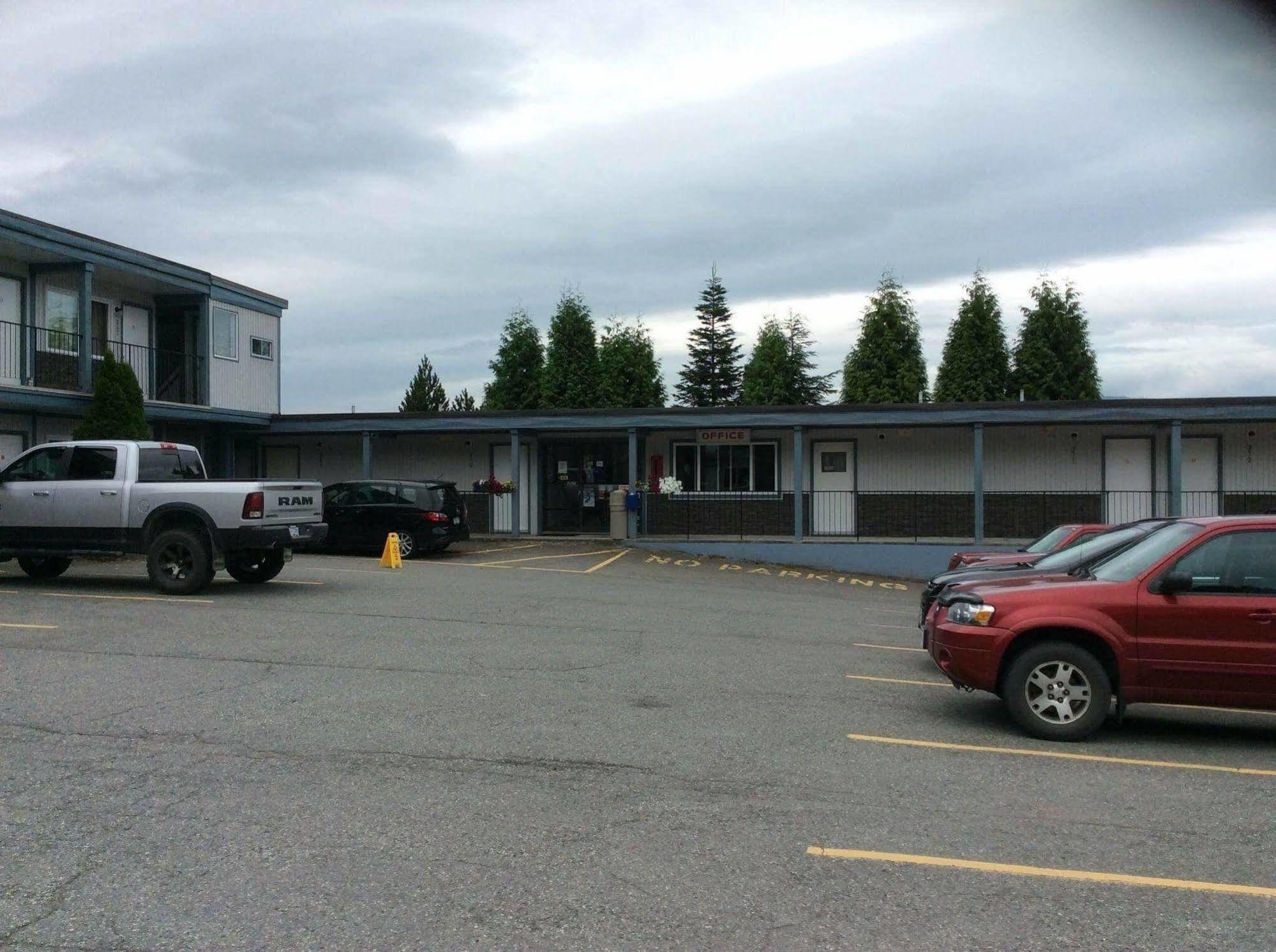 Chalet Inn Kitimat 外观 照片