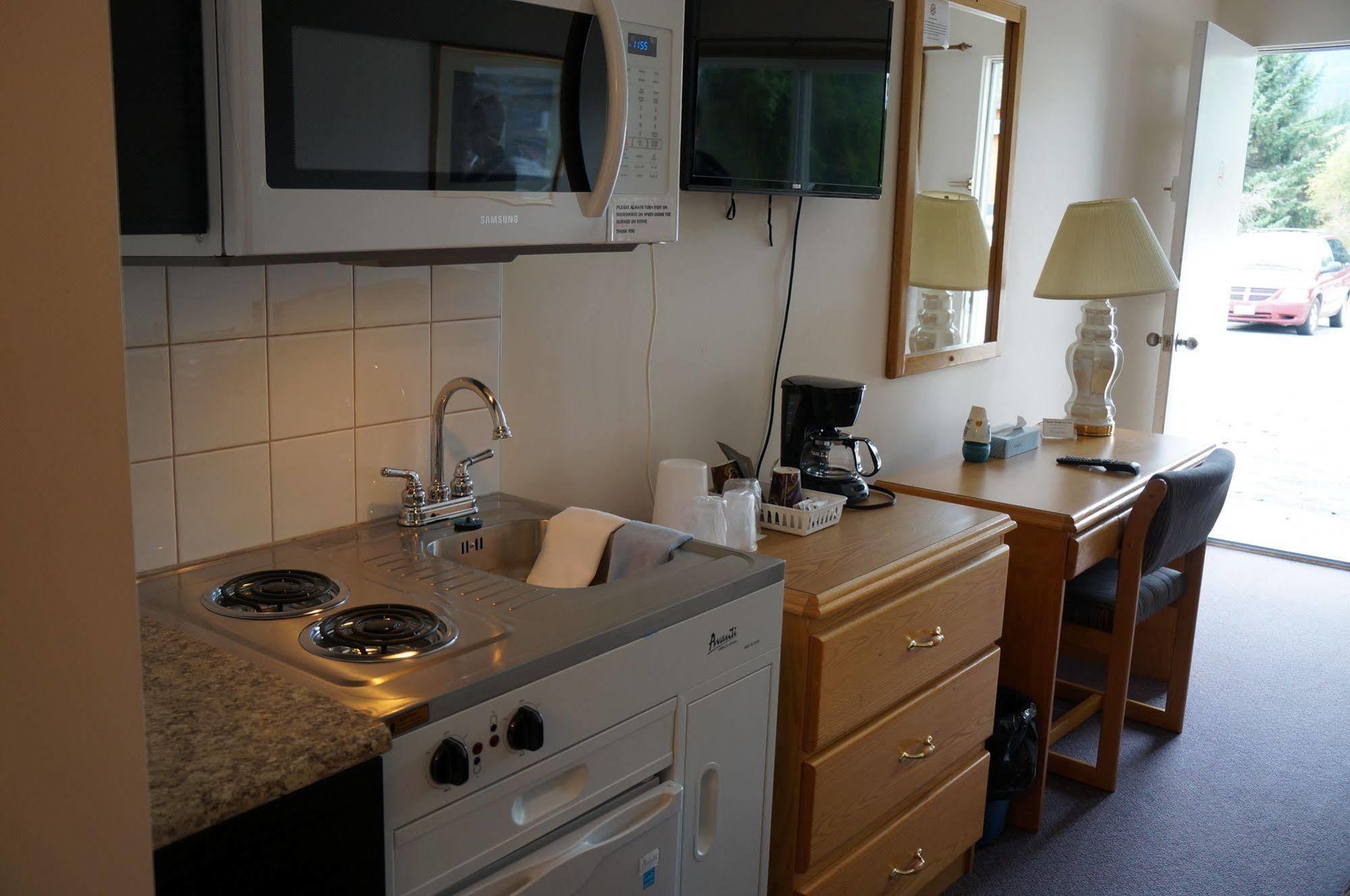 Chalet Inn Kitimat 外观 照片